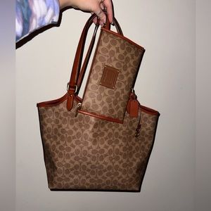 Coach tote never used. Comes with medium attached wallet